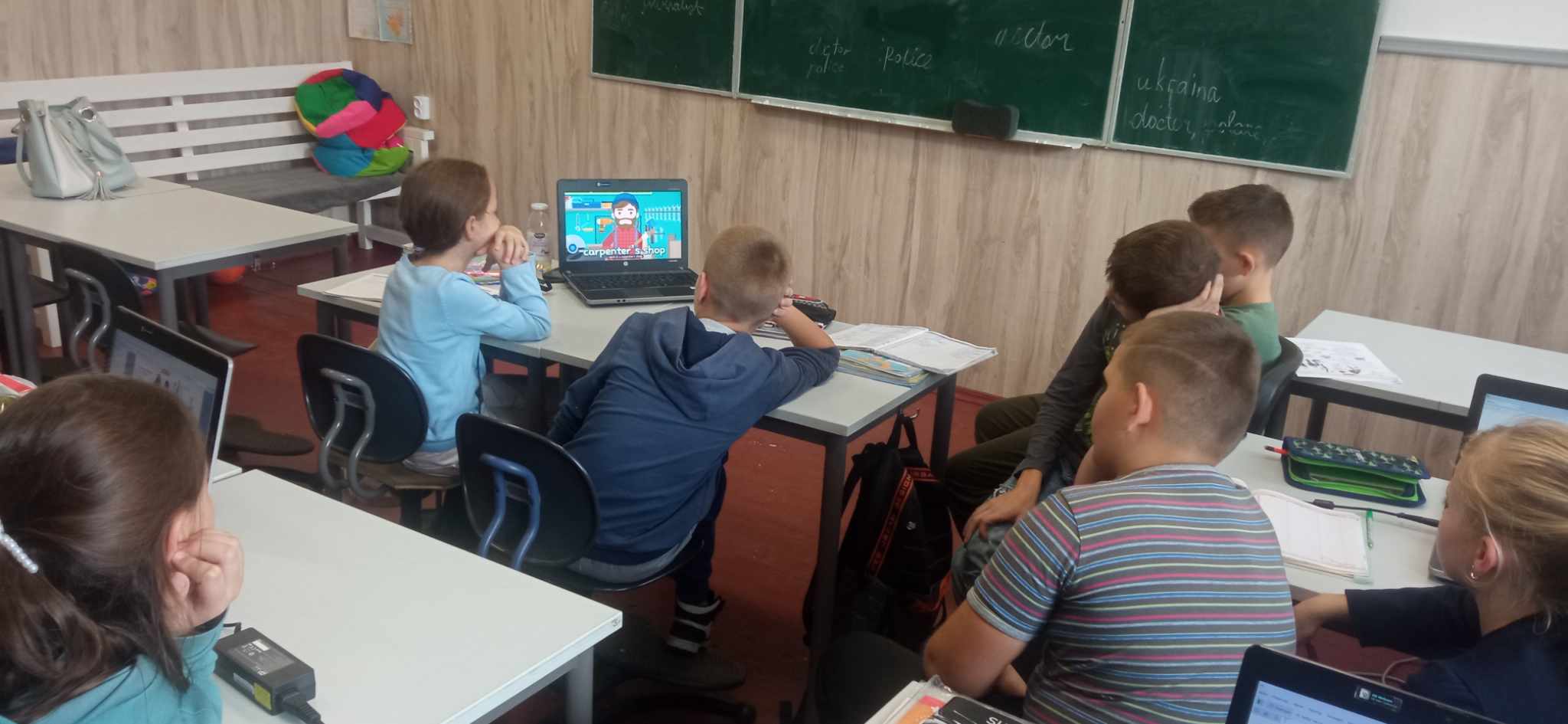 Skoleelever i Peretsjyn i Ukraina som bruker PC til læring