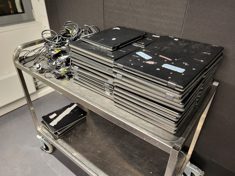 Foto: Knut Yrvin. 42 chromebooks installert med Debian Edu
