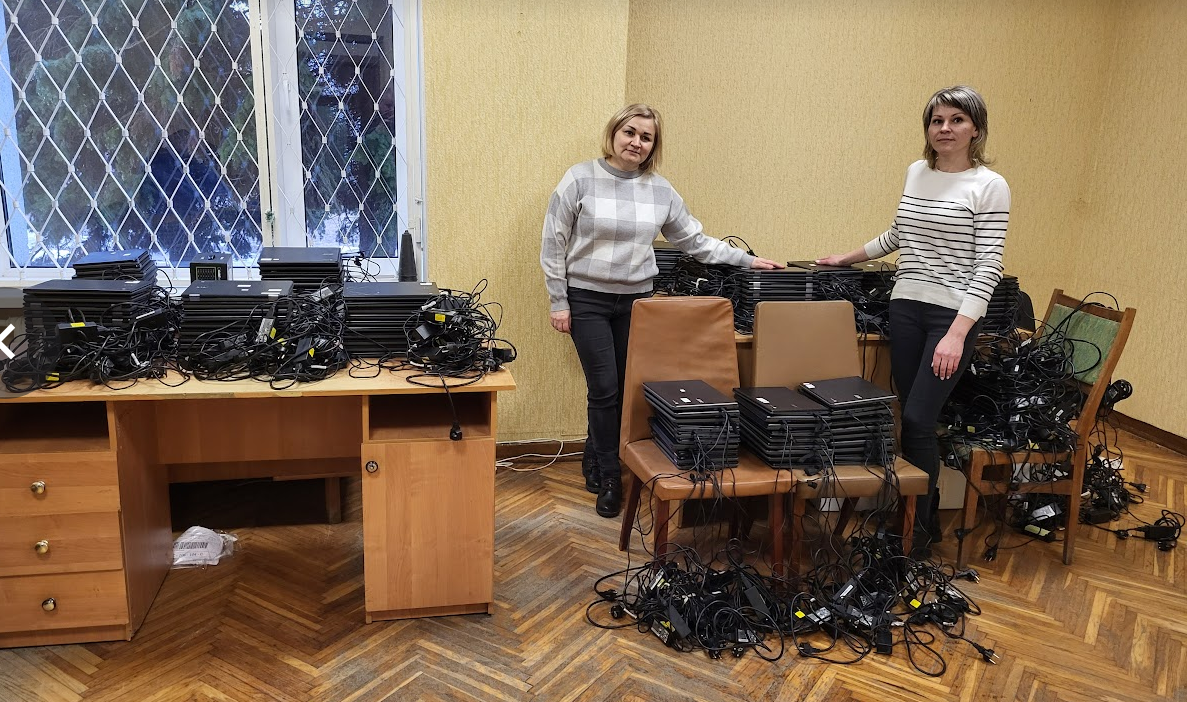 Overlevering av bærbare PC-er fra Metis og Chromebooks i Tjernihiv, alt med Debian Edu installert. Foto: Knut Yrvin